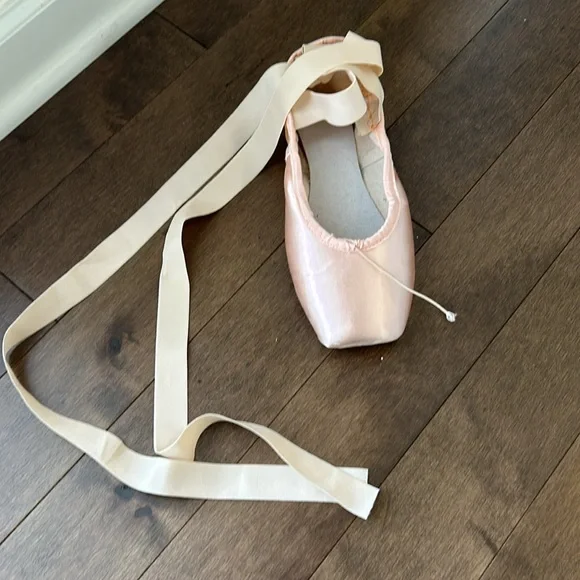 NEW! Suffolk Stellar Ballet Pointe Shoes, Size 6XXX